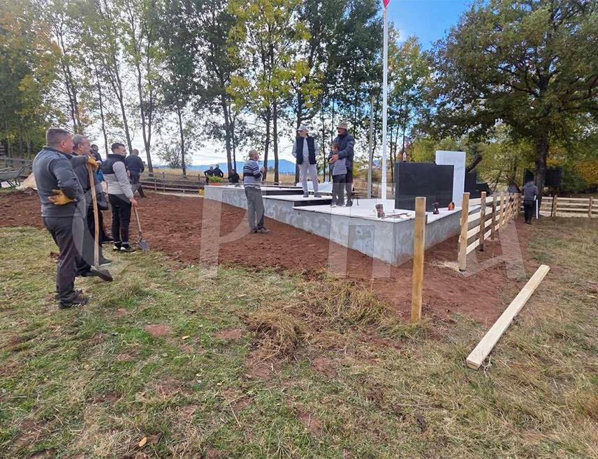 PALE, OCTOBER 19 /SRNA/ – Residents of Jelovci, the Municipality of Pale, organised an action to complete the finishing works on a memorial dedicated to 173 civilian victims brutally killed by the Ustasha in Jelovci and surrounding villages in November 1943, among whom were 63 children under the age of 14.