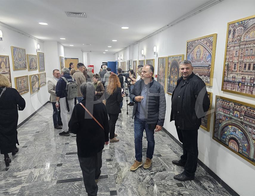 ИСТОЧНО НОВО САРАЈЕВО, 19. ОКТОБРА /СРНА/ - Изложба умјетничких фотографија "Светиње Санкт Петербурга" Миодрага Бранковића, која представља раскош Исакијевског сабора и Цркве Васкрсења Христовог, отворена је вечерас у Културном центру Источно Ново Сарајево.