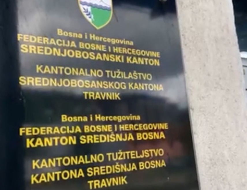 ТРАВНИК, 19. ОКТОБРА /СРНА/ - Тужилаштво Средњобосанског кантона предложило је притвор за двадесетдвогодишњег Е. К. након погибије шеснаестогодишњег дијета које је пало са пртљажника возила којим је управљао осимњичени.