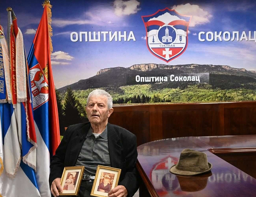 СОКОЛАЦ, 19. ОКТОБРА/СРНА/- Нико Кошарац са Сокоца свједочио је данас за Меморијални центар Републике Српске о погибији синова Спасимира и Миломира у редовима Илијашке бригаде у истом дану 1994. године чије су посмртне остатке у егзодусу пренијели и сахранили на војничком спомен-гробљу Нови Зејтинлик.