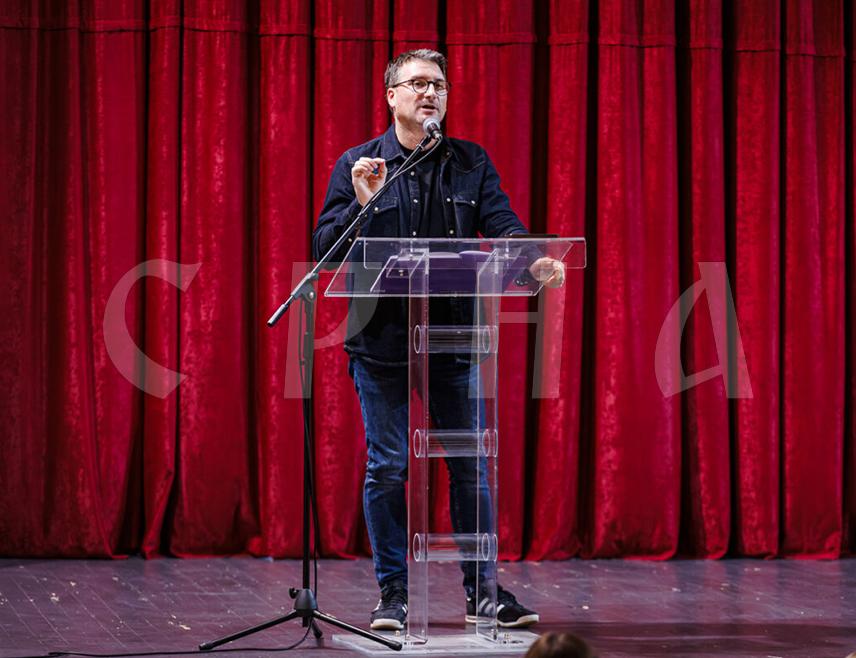 TРЕБИЊЕ, 19. ОКТОБРА /СРНА/ - Професор књижевности и писац Ненад Гугл вечерас је у Културном центру у Требињу одржао предавање "Сидра и једро у љубави" током којег је истакао да овом времену убрзаног живота човјеку треба да застане и да се преиспита.