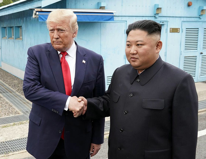 ВАШИНГТОН, 19. ОКТОБРА /СРНА-РИА Новости/ - Амерички предсједник Доналд Трамп није потврдио да би се могао састати са сјевернокорејским лидером Ким Џонг Уном са којим, како је рекао, има добре личне односе.