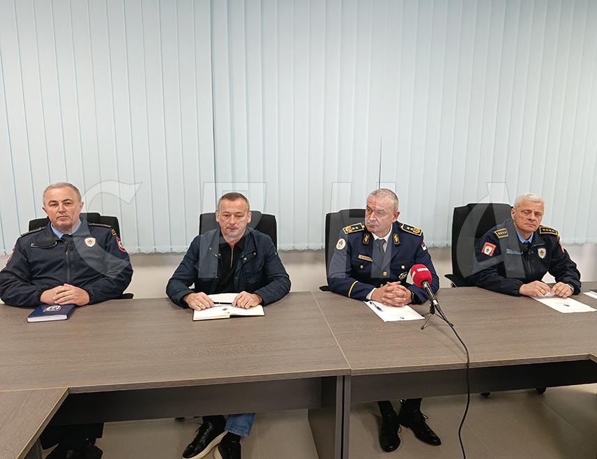МРКОЊИЋ ГРАД, 20. ОКТОБРА /СРНА/ - На подручју у надлежности Полицијске управе Мркоњић Град у протеклих девет мјесеци, у односу на исти период лани, евидентирано је мање и кривичних дјела и прекршаја, док се догодило више саобраћајних незгода, истакнуто је на данашњој конференцији за новинаре руководства ове управе.