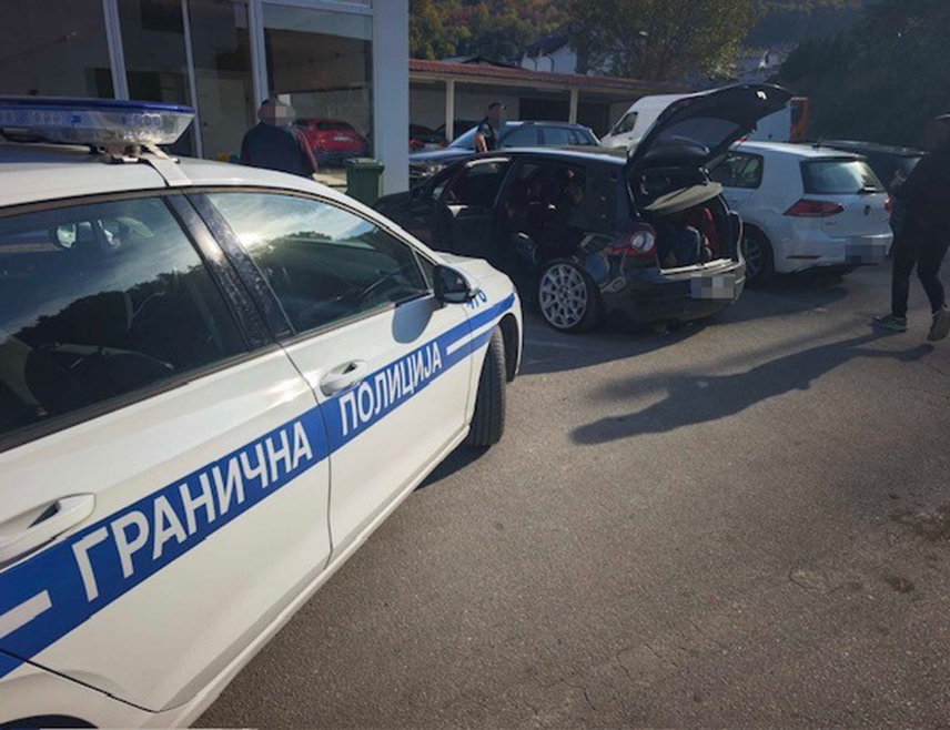 САРАЈЕВО, 20. ОКТОБРА /СРНА/ - Припадници Граничне полиције БиХ спријечили су кријумчарење седам страних држављана на подручју Велике Кладуше.