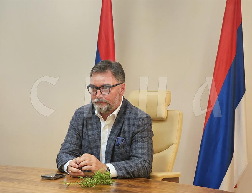 САРАЈЕВО, 20. ОКТОБРА /СРНА/ - Савјет министара једногласно је усвојио одлуку о давању сагласности да у БиХ буду отворена бирачка мјеста за гласање на парламентарним изборима у Србији и да се држављанима те земље омогући да гласају, изјавио је Срни замјеник предсједавајуће Савјета министара Сташа Кошарац.