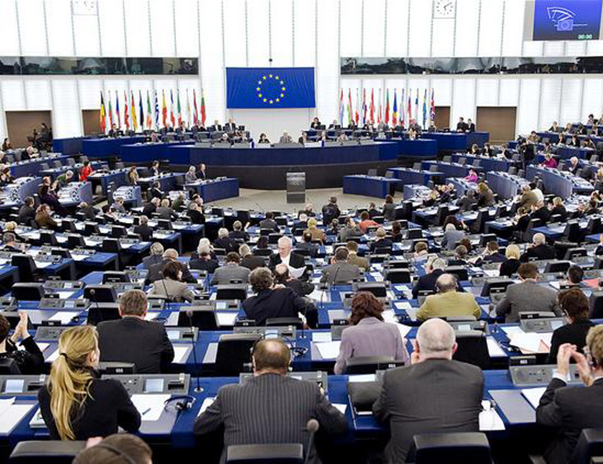 СТРАЗБУР, 20. ОКТОБРА /СРНА/ - Посланици Европског парламента захтијевају од Европске комисије да брзо реагује на санкције Америке против Међународног кривичног суда /МКС/, али Брисел тражи још времена да размотри одговор Вашингтону.
