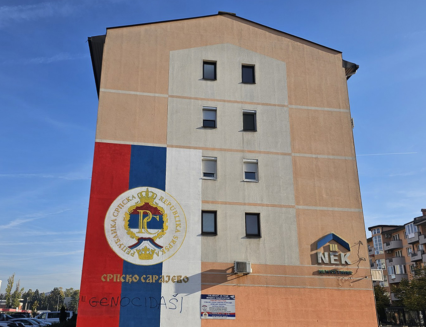ИСТОЧНО САРАЈЕВО, 21. ОКТОБРА /СРНА/ - Сарајлија чији су иницијали Н.К. ухапшен је због сумњи да је на муралу српске тробојке у Источном Новом Сарајеву исписао увредљиви натпис "геноцидаши".