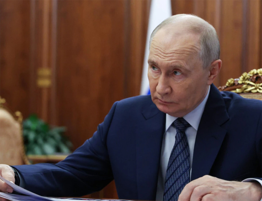 СТРЕЉНА, 21. ОКТОБРА /СРНА/ - Руски предсједник Владимир Путин захвалио је предсједнику САД Доналду Трампу за пажњу коју посвећује питању проналажења рјешења за сукоб у Украјини и затражио од специјалног изасланика америчког предсједника Стивена Виткофа да га упозна са резултатима преговора одржаних у Норвешкој, јавио је извјештач РИА Новости.