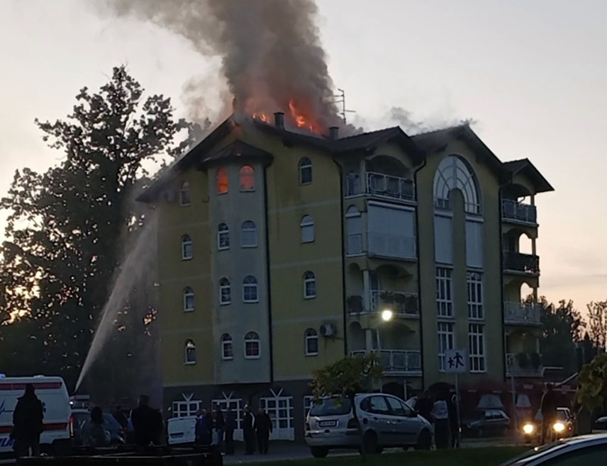 СРБАЦ, 21. ОКТОБРА /СРНА/ - У пожару на кровној конструкцији стамбене зграде у Српцу два стана на четвртом спрату потпуно су уништена, а повријеђена су и двојица ватрогасаца, саопштено је из локалне Tериторијалне ватрогасно-спасилачке јединице.