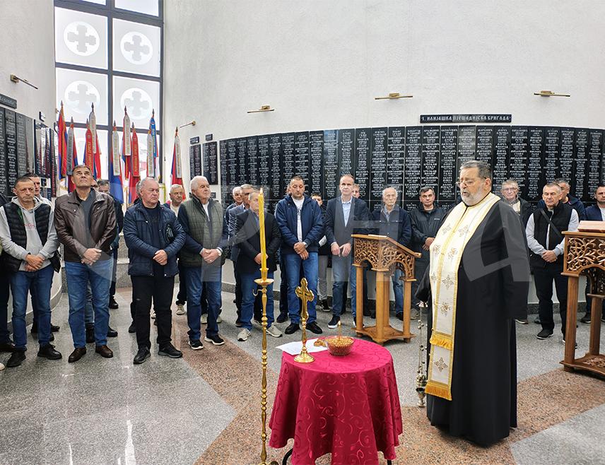 ИСТОЧНА ИЛИЏА, 22. ОКТОБРА /СРНА/ - У Источној Илиџи данас је служен парастос у спомен-цркви Светог великомученика Димитрија поводом 32 године од мучког убиства десет бораца Касиндолског батаљона Прве сарајевске механизоване бригаде Војске Републике Српске.