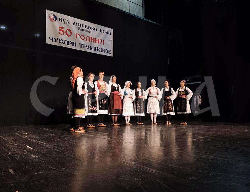 ГРАДИШКА, 24. ОКТОБРА /СРНА/ - Културно-умјетничко друштво "Мирково коло" из Врбашке обиљежило је 50 година постојања концертом у Културном центру у Градишци.