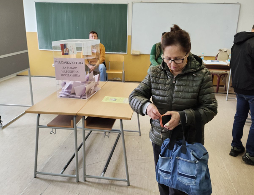 БРАТУНАЦ, 25. ОКТОБРА /СРНА/- На бирачком мјесту у Братунцу за ванредне парламентарне изборе у Србији до 10.00 часова гласала су 152 бирача или 19,77 одсто од укупно 769 уписаних у бирачки списак, изјавила је Срни предсједник бирачке комисије Теодора Остојић.