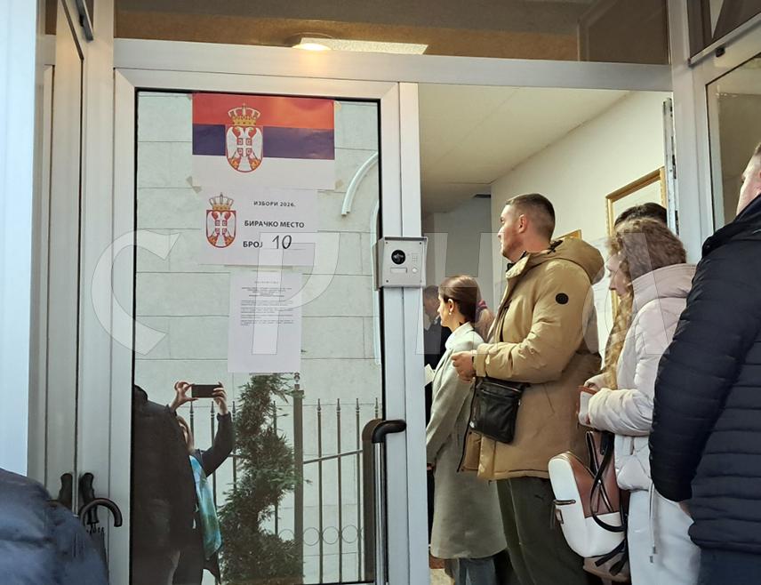 САРАЈЕВО, 25. ОКТОБРА /СРНА/ - На 28 бирачких мјеста у БиХ за ванредне парламентарне изборе у Србији до 11.00 часова гласало је око 28 одсто држављана Србије пријављених за гласање, речено је Срни из Амбасаде Србије у Сарајеву.