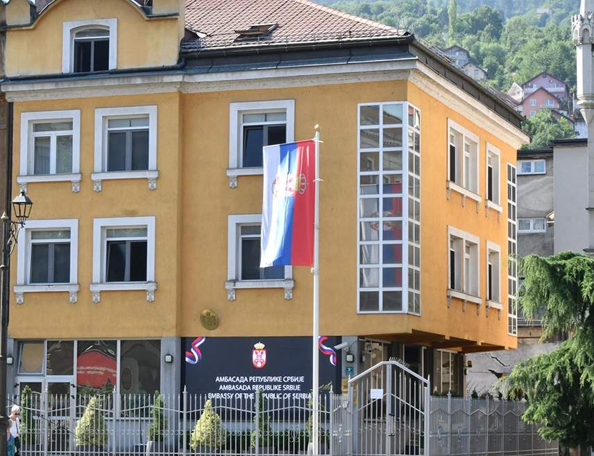 САРАЈЕВО, 25. ОКТОБРА /СРНА/ - До 15.00 часова право да гласа за нови сазив Народне скупштине Србије на бирачким мјестима у БиХ искористило је око 62 одсто пријављених за гласање, речено је Срни из Амбасаде Србије у Сарајеву.