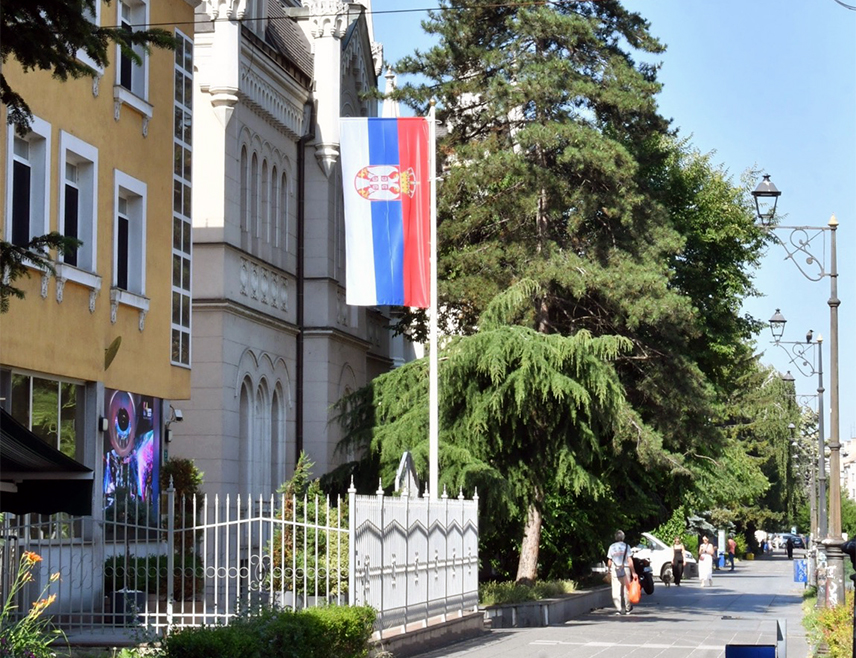 САРАЈЕВО, 25. ОКТОБРА /СРНА/ - Свих 28 бирачких мјеста у БиХ за ванредне парламентарне изборе у Србији затворено је у 20.00 часова, а право да гласа на њима искористило је око 84 одсто држављана Србије пријављених за гласање, речено је Срни из Амбасаде Србије у Сарајеву.