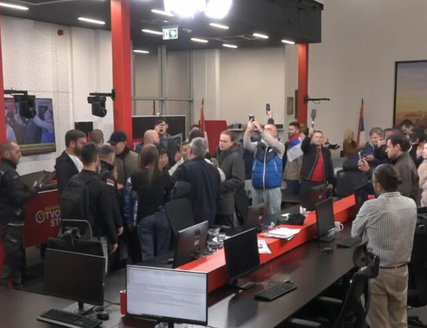 BELGRADE, OCTOBER 26 /SRNA/ – Heavily equipped police forces carrying riot-control gear have arrived outside the Informer building, where protesters are holding editor Dragan J. Vučićević and employees hostage.