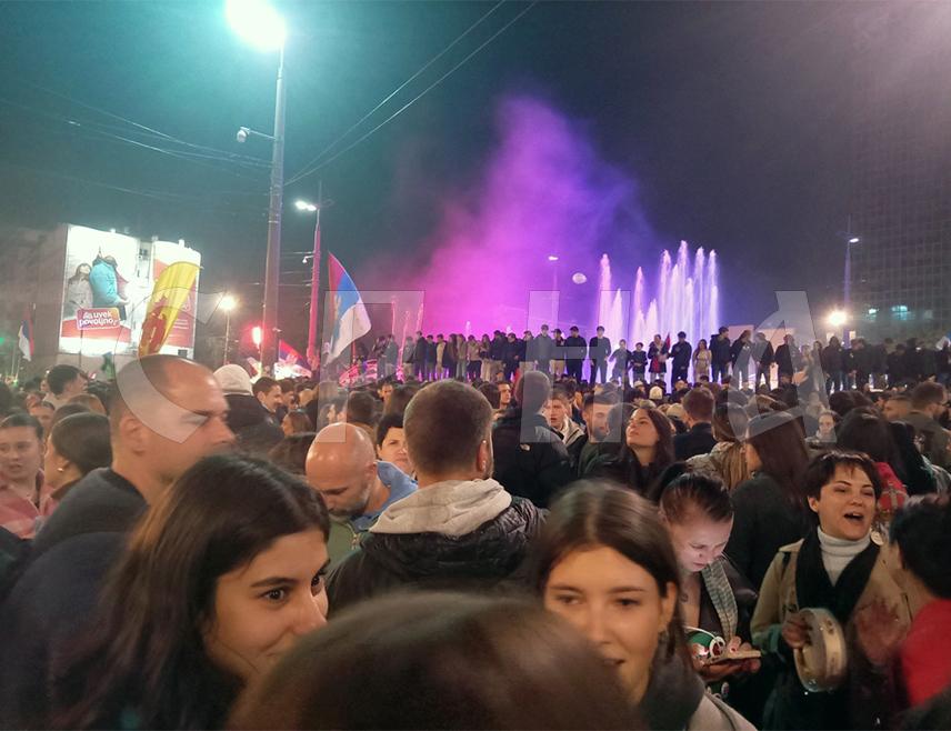 BELGRADE, OCTOBER 26 /SRNA/ – Following a series of fireworks displays, the atmosphere around the fountain at Slavija Square in Belgrade, where supporters of the Student List are celebrating their election victory, resembles a huge techno party, an SRNA reporter at the scene reports.