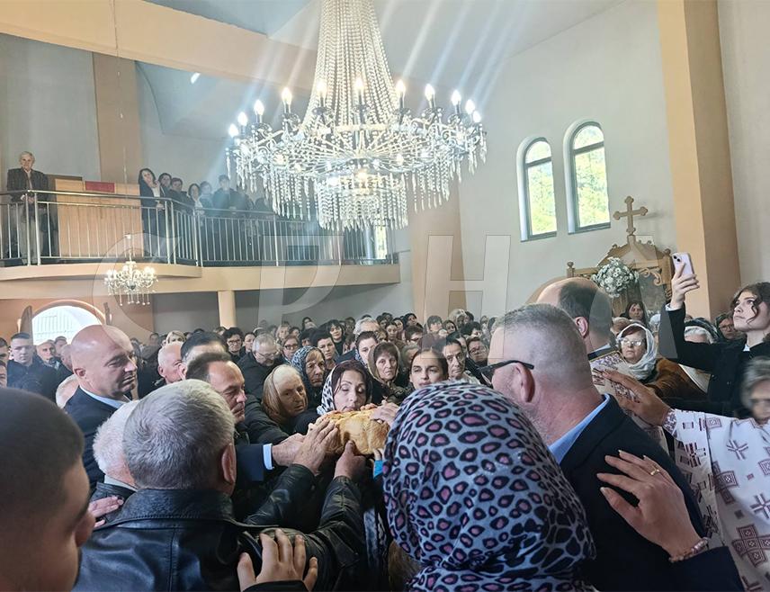МРКОЊИЋ ГРАД, 27. ОКТОБРА /СРНА/ - Храм Свете Петке Параскеве у Подбрду код Мркоњић Града прославио је данас славу у присуству великог броја вјерника који су дошли и да се поклоне ризи Преподобне мати Параскеве која се чува у овој цркви.