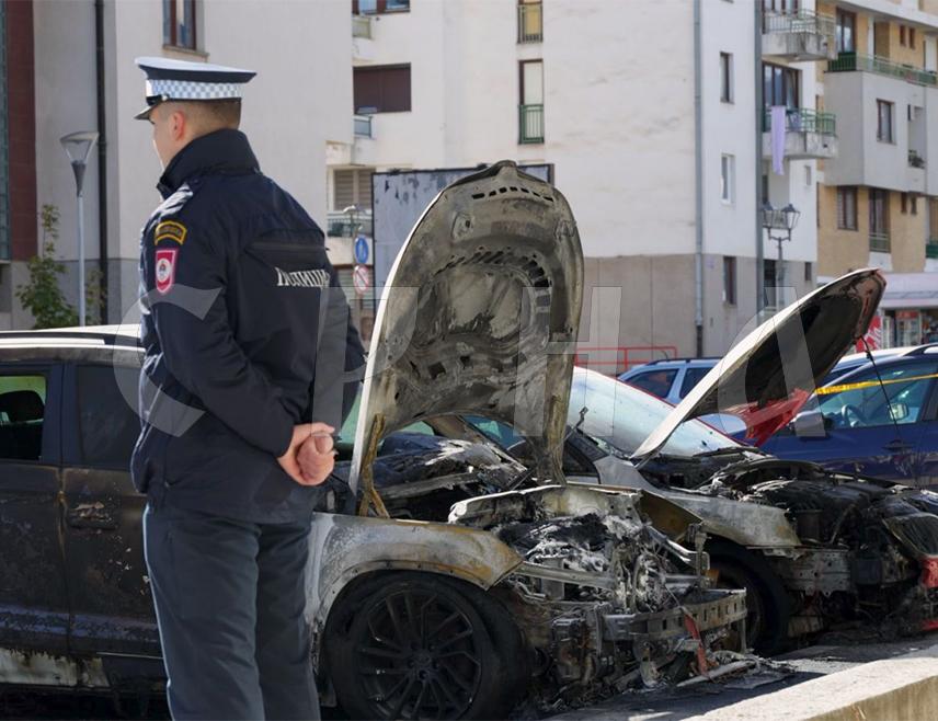 ПАЛЕ, 27. ОКТОБРА /СРНА/ - Полиција трага за непознатим лицем које је изазвало пожар на два путничка аутомобила на Палама, саопштено је из Полицијске управе Источно Сарајево.