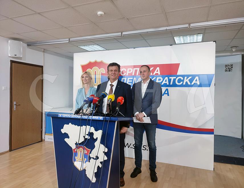 БАЊАЛУКА, 27. ОКТОБРА /СРНА/ - Предсједник СДС-а Бранко Блануша рекао је да ова странка не прихвата уцјене и ултиматуме било кога, па ни предсједника Листе за правду и ред Небојше Вукановића када је ријеч о подршци за избор делегата уколико Љубиша Петровић не буде враћен у странку.