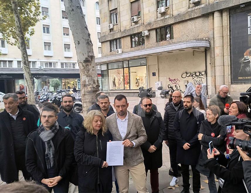 БЕОГРАД, 27. ОКТОБРА /СРНА/ - Представници Асоцијације независних електронских медија /АНЕМ/, медијских удружења и студија новинарства у Београду, Новом Саду и Нишу предали су данас Регулаторном тијелу за електронске медије /РЕМ/ иницијативу за одузимање дозволе за емитовање програма Телевизије /ТВ/ "Информер".