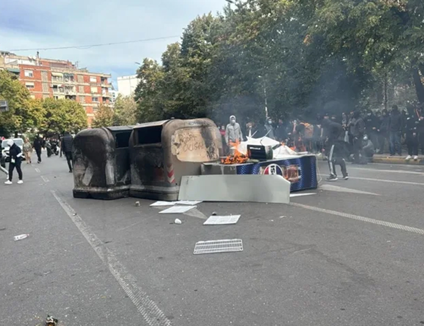 ТИРАНА, 27. ОКТОБРА /СРНА/ - Група демонстраната запалила је данас картоне и контејнере за смеће испред Министарства просвете у Tирани, у оквиру протеста студената и грађана против Владе Албаније, који траје већ 15 дана.