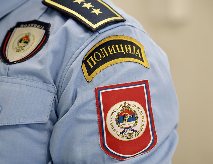 БИЈЕЉИНА, 28. ОКТОБРА /СРНА/ - Возач "пасата" иницијала М. Х. ухапшен је након  што је полицајцима понудио новац да га не би казнили за почињени прекршај.