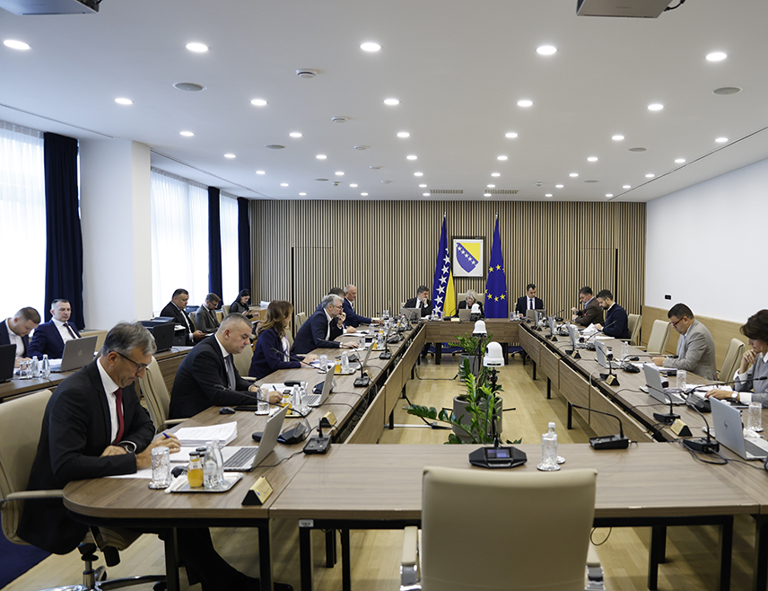САРАЈЕВО, 28. ОКТОБРА /СРНА/ - Савјет министара донио је данас одлуку о отварању привремених тарифних квота при увозу минералних ђубрива у 2027. години, којом се омогућава бесцарински увоз 300.000 тона ђубрива разврстаних у седам тарифних ознака за потребе регистрованих пољопривредних произвођача у БиХ.