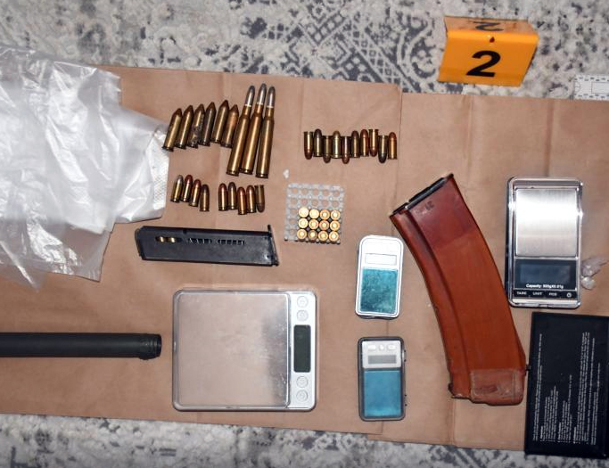САРАЈЕВО, 28. ОКТОБРА /СРНА/ - Пет особа ухапшено је данас на подручју сарајевске општине Центар у оперативној акцији "Црни врх" с циљем сузбијања промета наркотицима.