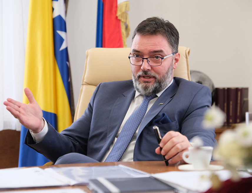 САРАЈЕВО, 28. ОКТОБРА /СРНА/ - Замјеник предсједавајуће Савјета министара Сташа Кошарац изјавио је Срни да су пријетње упућене Народној скупштини Републике Српске озбиљно упозорење да се позиви на вјерску мржњу, екстремизам и насиље не смију ни игнорисати ни релативизовати.