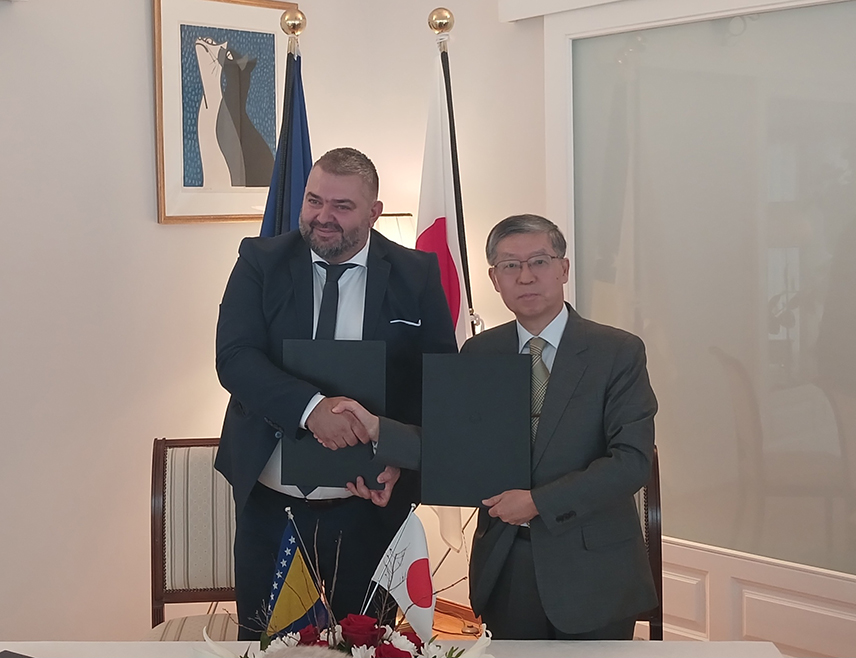САРАЈЕВО, 28. ОКТОБРА /СРНА/ - Амбасадор Јапана у БиХ Тошихиро Аики и представници Дома здравља "Др Стојана и Љубица" у Рудом и Завода за заштиту здравља жена и материнства Кантона Сарајево потписали су данас у Сарајеву уговоре о додјели бесповратних средстава овим здравственим установома у износу од око 339.600 КМ.