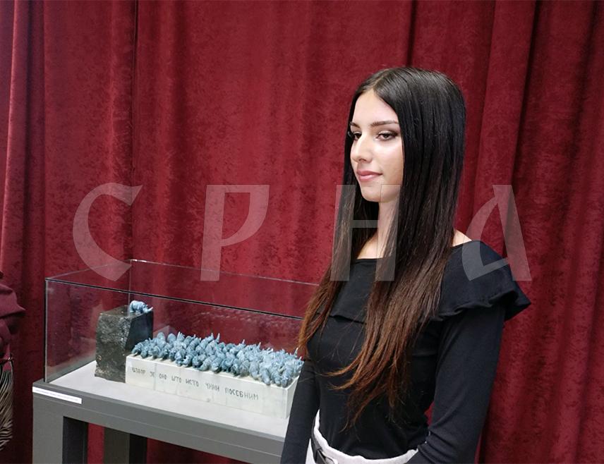 БИЈЕЉИНА, 28. ОКТОБРА /СРНА/ - Двадесетједногодишња Љубица Момировић, студент Факултета "Деспот Стефан Лазаревић" у Београду, први пут је излагала и побиједила на Бијељинском бијеналу на којем су ове године изложена 63 рада од 58 аутора.