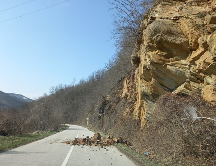 БАЊАЛУКА, 29. ОКТОБРА /СРНА/ - На већини путева саобраћај се јутрос одвија несметано, вози се по претежно сувим коловозима, а из Ауто-мото савеза Републике Српске упозоравају на мјестимичну маглу у котлинама и на могуће одроне.