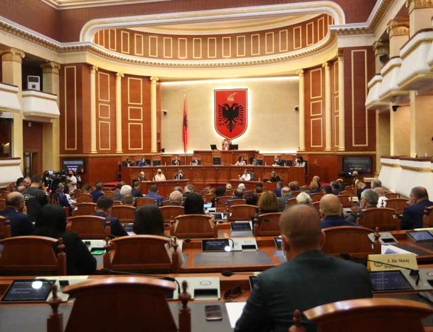 ТИРАНА, 29. ОКТОБРА /СРНА/ - Албанска Влада усвојила је пакет мјера за сузбијање насиља на протестима, међу којима су и казне до 500.000 лека, односно око 5.500 евра.