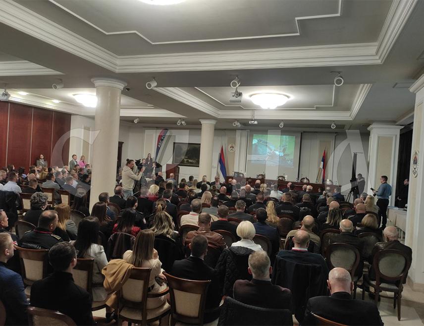 БАЊАЛУКА, 29. ОКТОБРА /СРНА/ - Министар саобраћаја и веза Републике Српске Зоран Стевановић истакао је да институције и друштвене инстанце требају да учине све што је у њиховој моћи с циљем подизања безбједности саобраћаја и смањења броја погинулих и повријеђених на путевима.