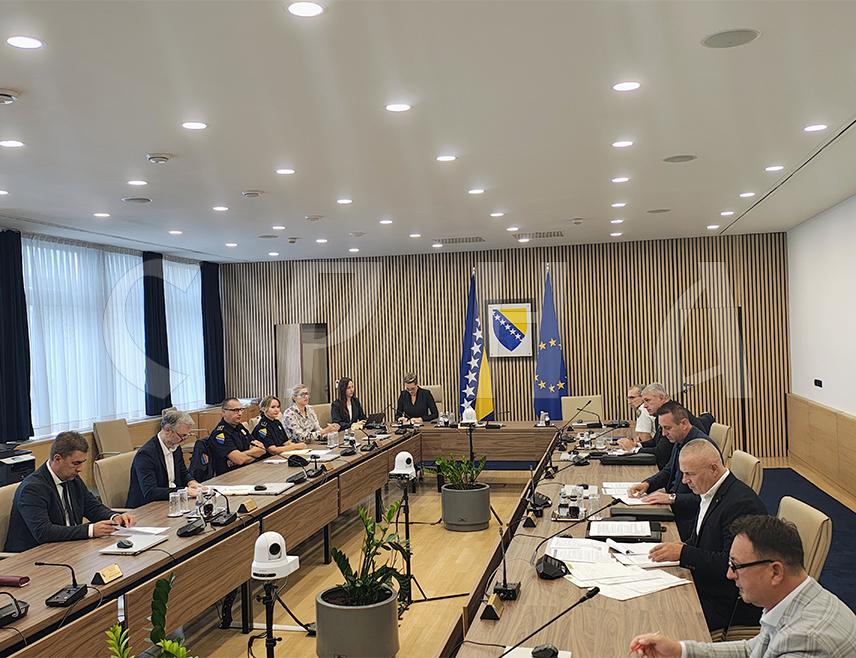 САРАЈЕВО, 29. ОКТОБРА /СРНА/ - Преставник Конзорцијума "Логистика" Зијад Шарић изјавио је данас да превозници од заједничких институција траже да се хитно покрену процедуре билатералног издавања виза са појединим земљама Европске уније за возаче на исти начин како је то урађено са Хрватском.