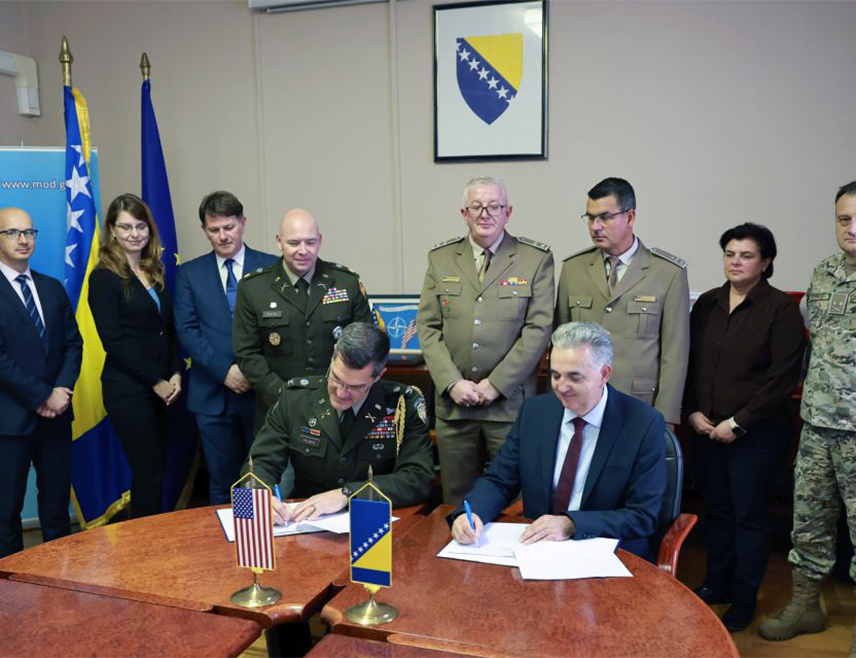 САРАЈЕВО, 29. ОКТОБРА /СРНА/ - Министарство одбране у Савјету министара и Министарство рата САД потписали су данас Меморандум о разумијевању и План активности билатералне одбрамбене сарадње за наредну годину.
