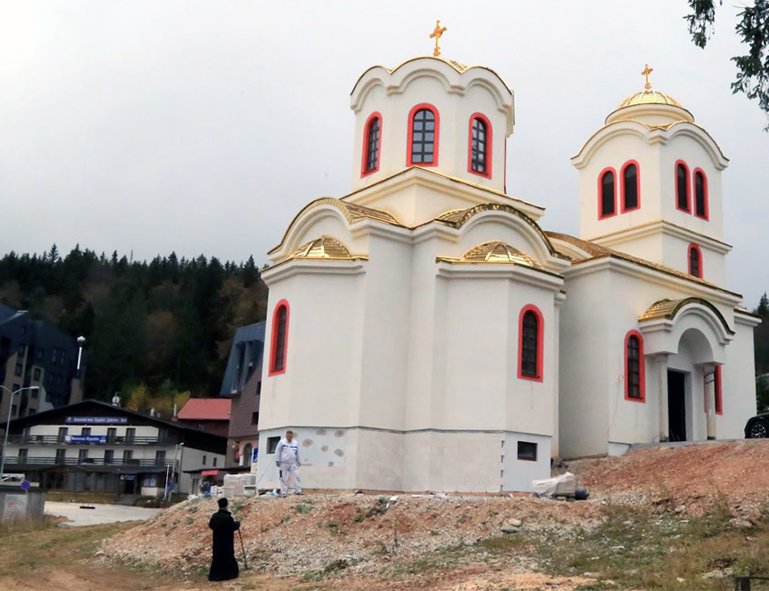 ИСТОЧНО САРАЈЕВО, 29. ОКТОБРА /СРНА/ - На Храму Светог Василија Великог на Јахорини приводе се крају грађевински и занатски радови, те би ускоро у овој светињи могле да почну службе, саопштено је из Митрополије дабробосанске.