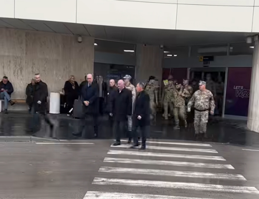 TUZLA, OCTOBER 30 /SRNA/ - Italian Defense Minister Guido Crosetto has arrived in Tuzla, where he will visit two Italian EUFOR members seriously injured in the helicopter crash in Brčko at the University Clinical Center.