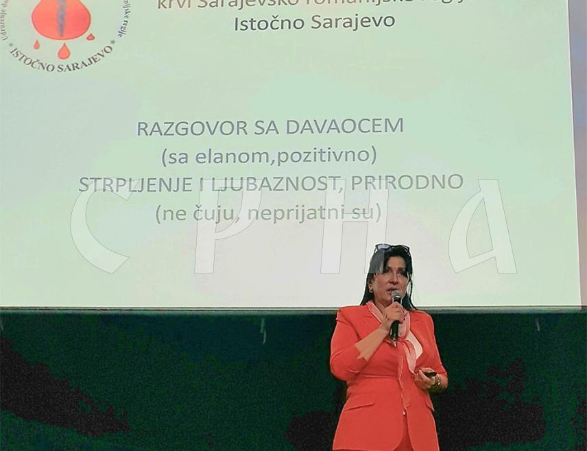 ИСТОЧНО САРАЈЕВО, 31. ОКТОБРА /СРНА/ - Предсједник Удружења добровољних давалаца крви Сарајевско-романијске регије Госпава Пејић изјавила је Срни да тренутно имају око 5.000 чланова, од којих је 2.500 активних, те да готово свакодневно реагују на апеле грађана и здравствених установа како би спасили животе и обезбиједили стабилне залихе крви за лијечење пацијената.